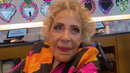 Silvia Pinal reaparece en público tras cancelación de obra de teatro