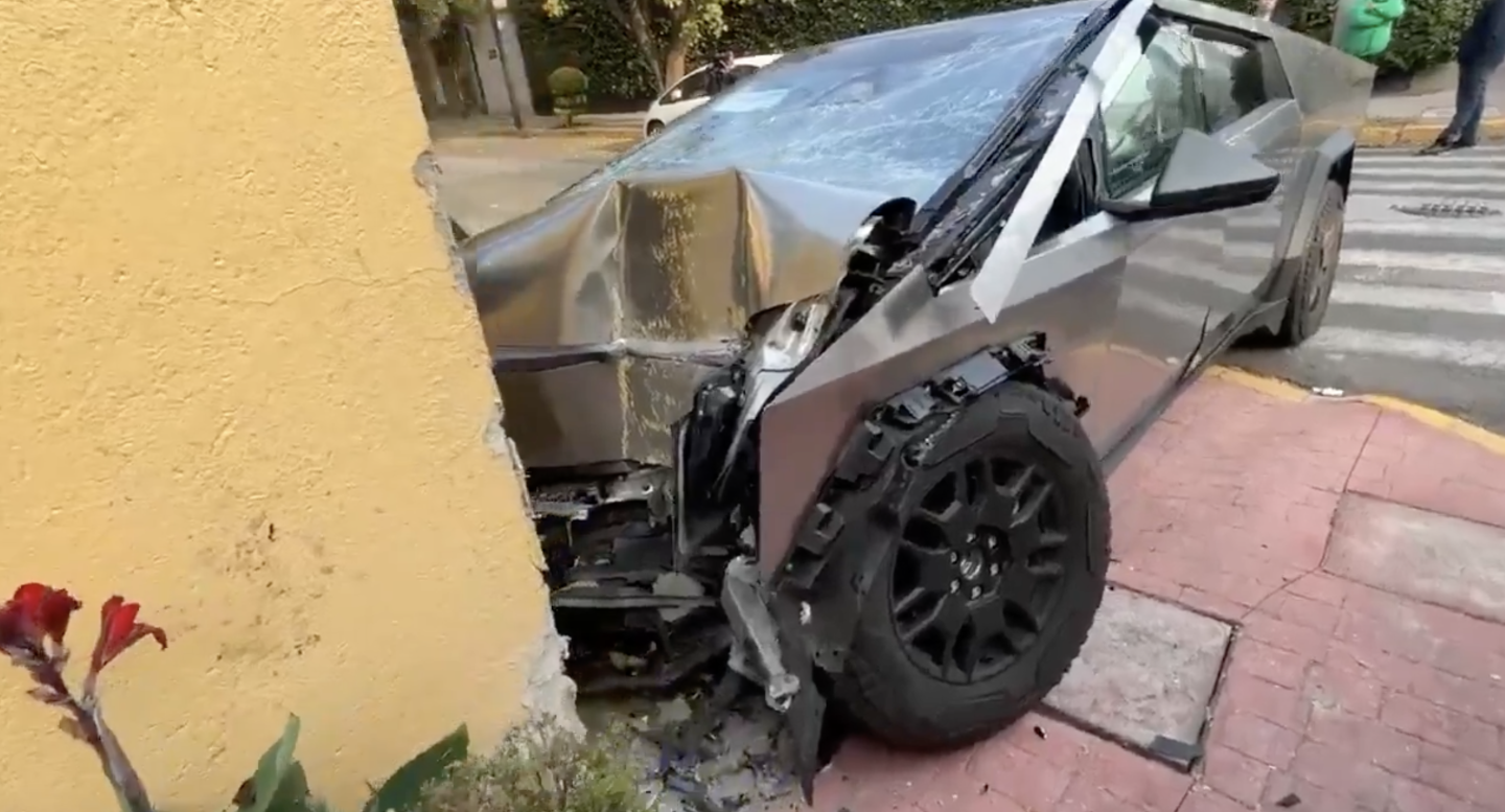 Cantante de corridos tumbados impacta su Tesla contra vivienda en CDMX