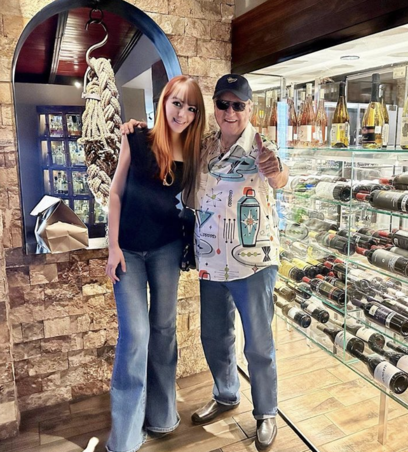 Carlos Villagrán y su hija de cuerpo completo
