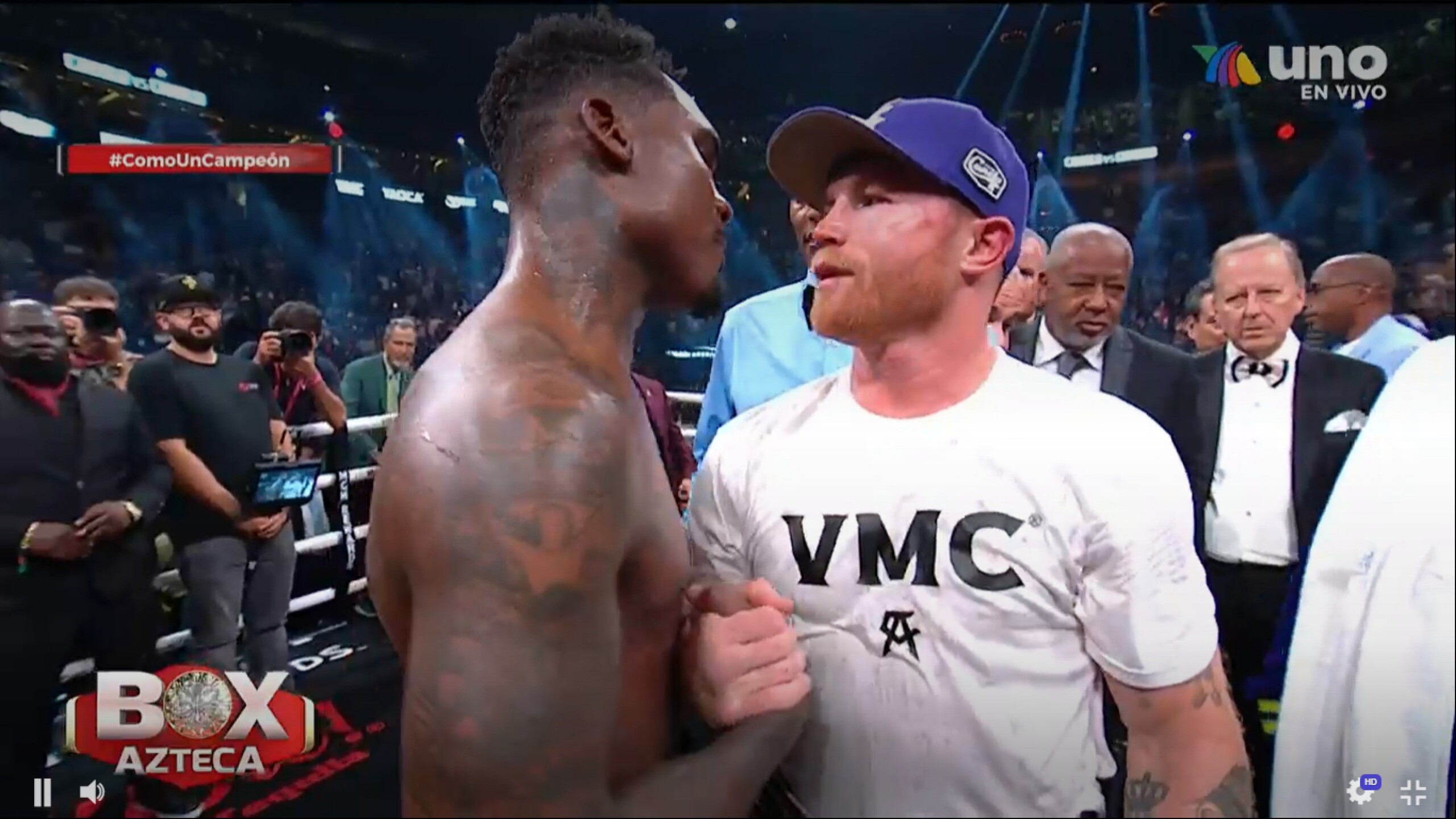 Canelo Álvarez abraza a Charlo