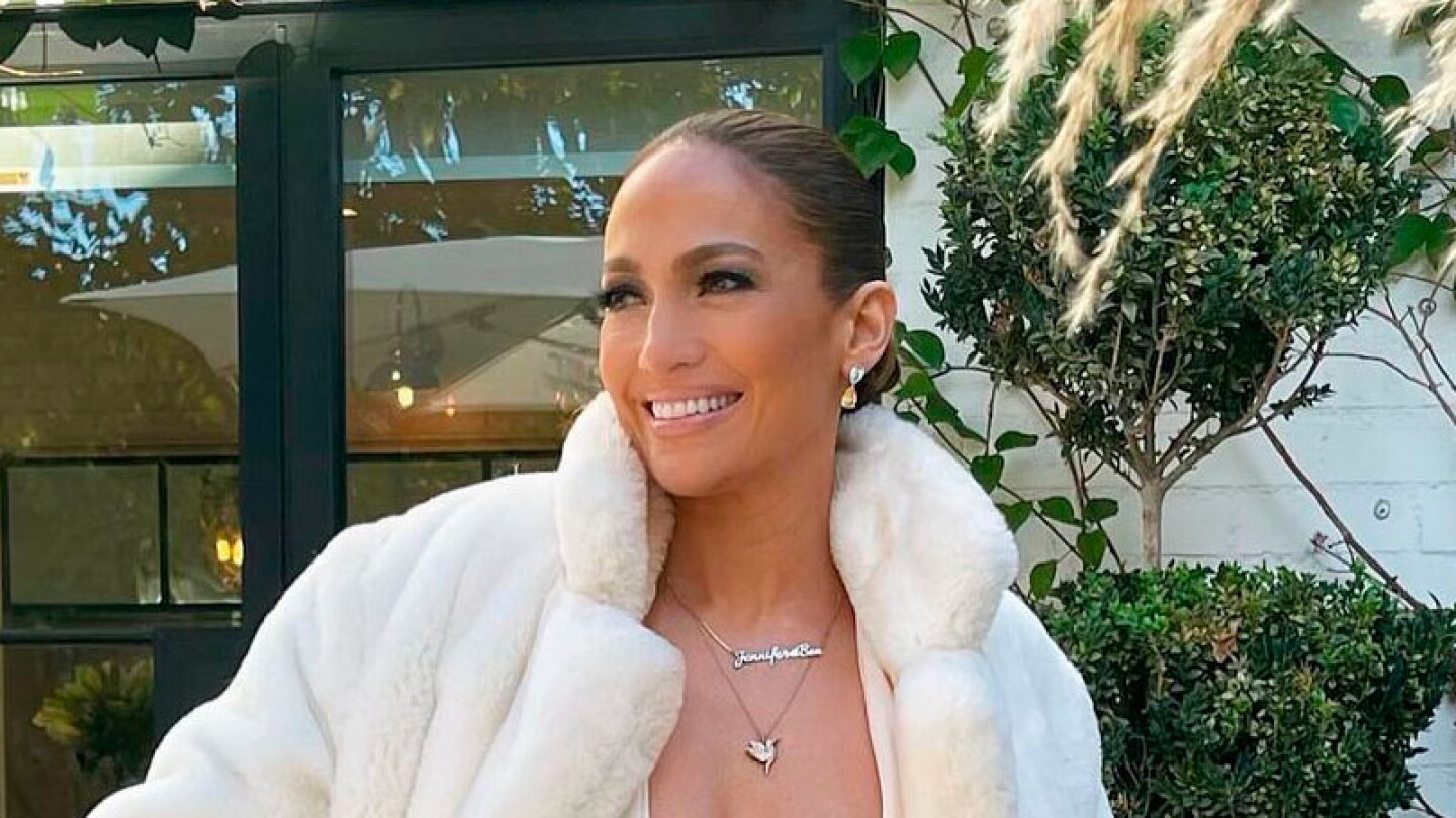 Jennifer López celebra con glamour las fiestas decembrinas y con su amuleto de la suerte