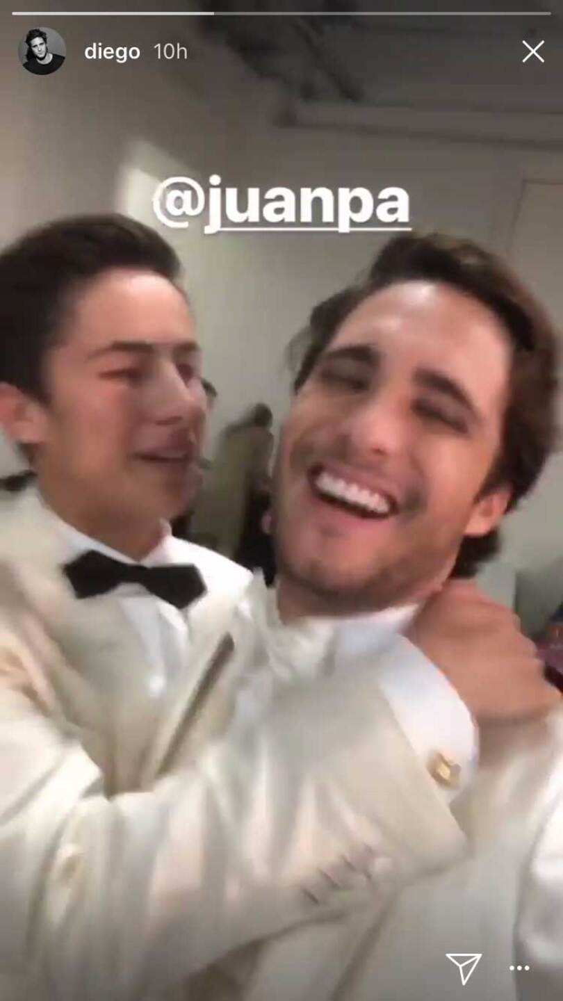 Se abrazaron al final de la gala.