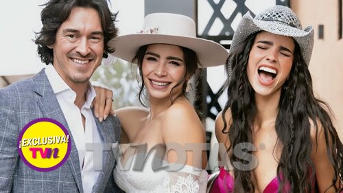 Bárbara de Regil con su esposo en la boda de su hermana
