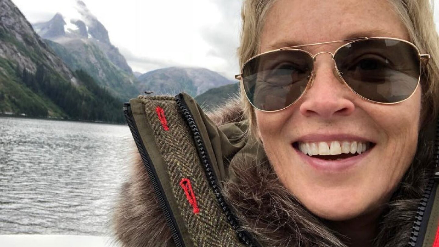A sus 61 años Sharon Stone asombra con descarado escote hasta el ombligo