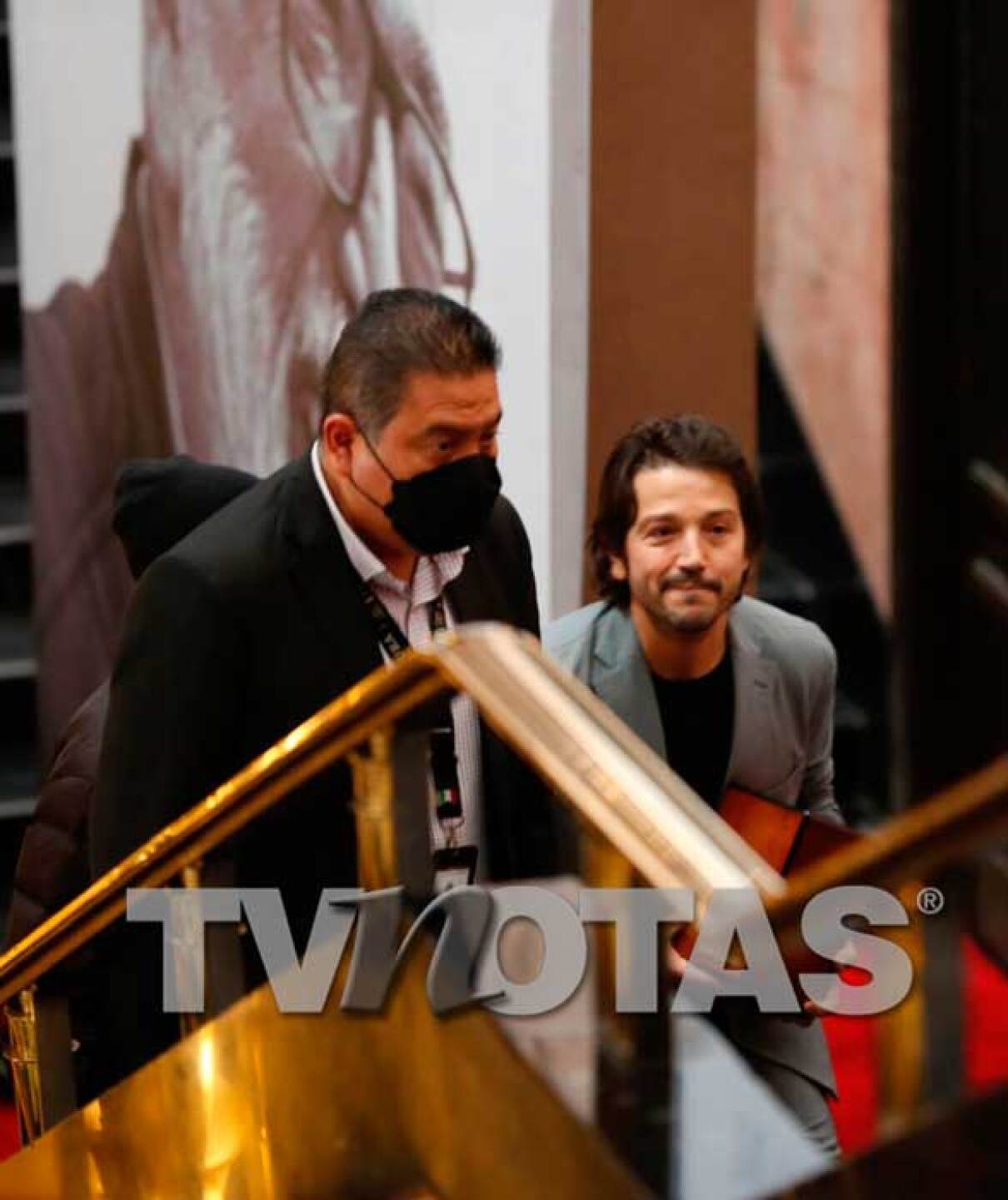 Diego Luna le da el último adiós a su padre, con Marina de Tavira y Camila Sodi en Bella Artes