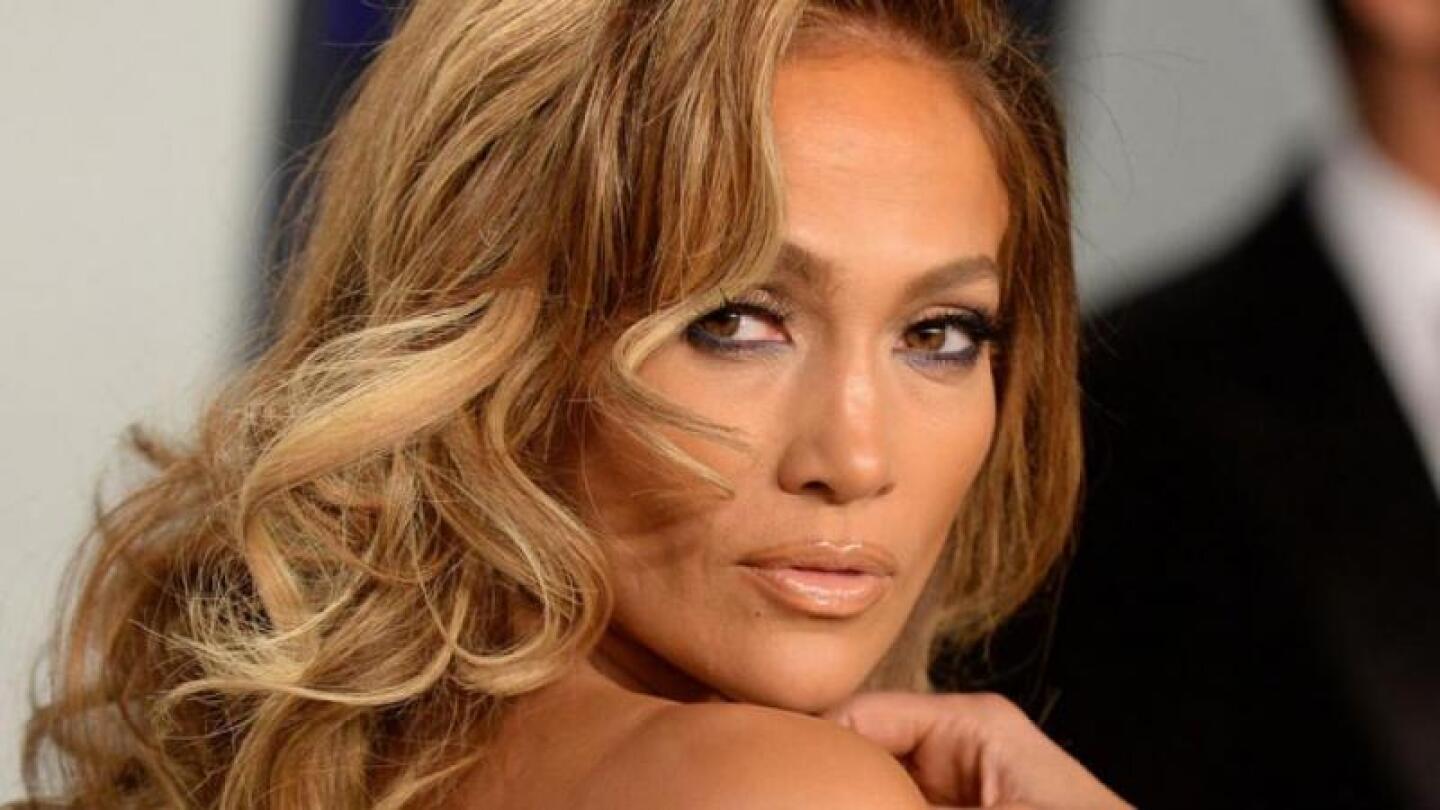 En metálicos leggings rojos y sin tanga, JLo remarca su zona V
