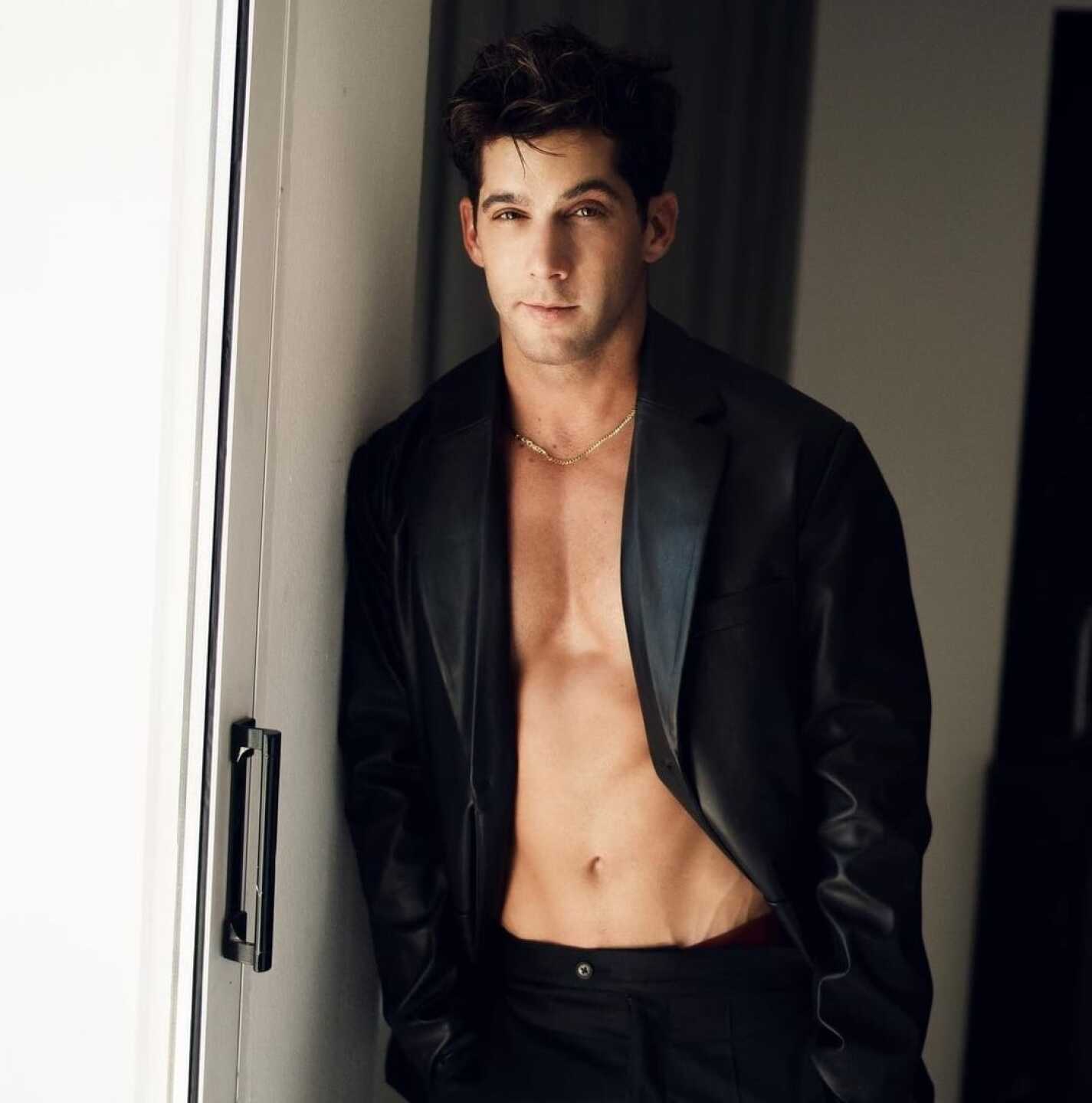 Alejandra Guzmán besó al actor Mauricio Garza en pleno palenque de Texcoco