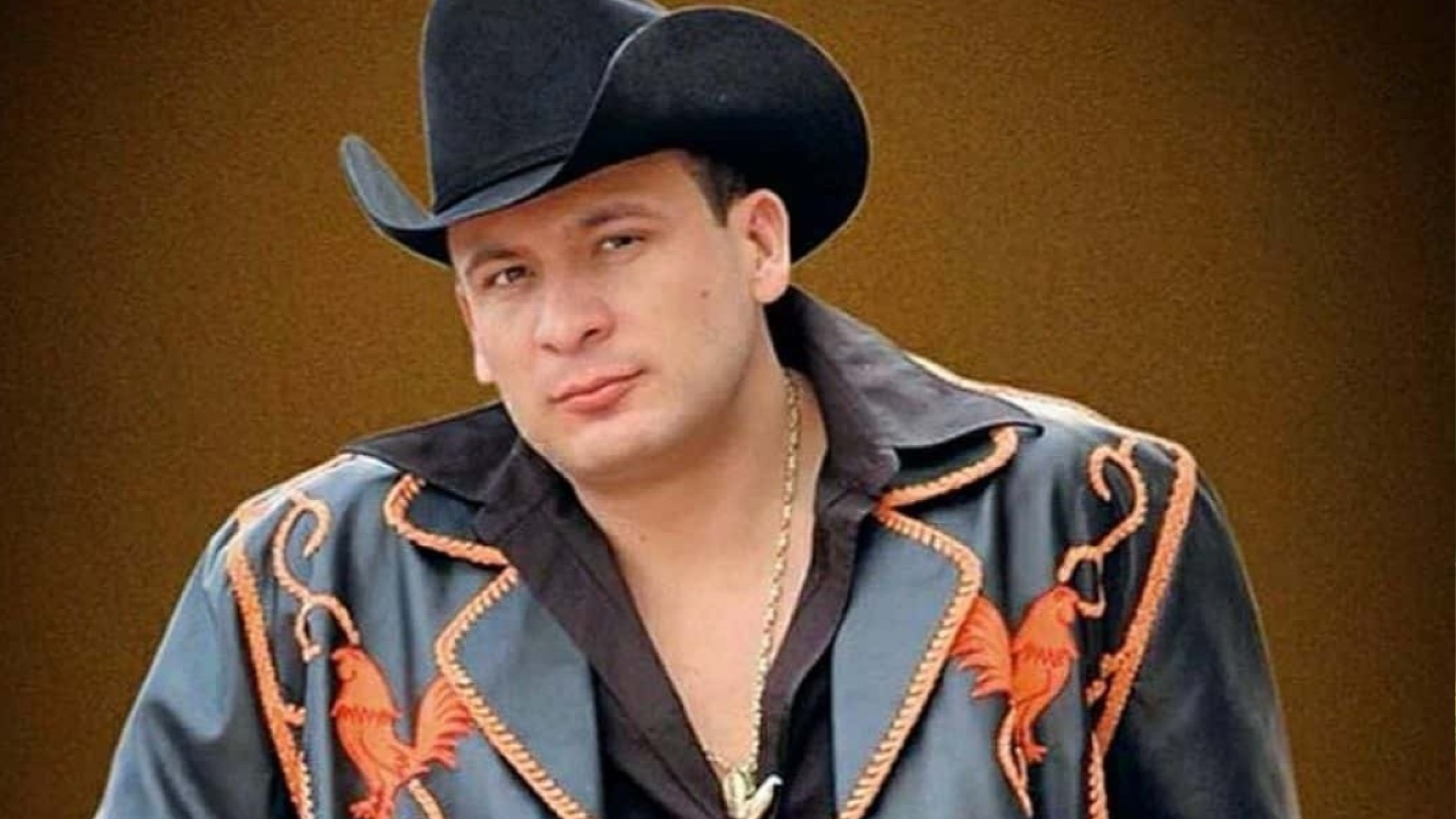 Valentín Elizalde con sombrero negro posando