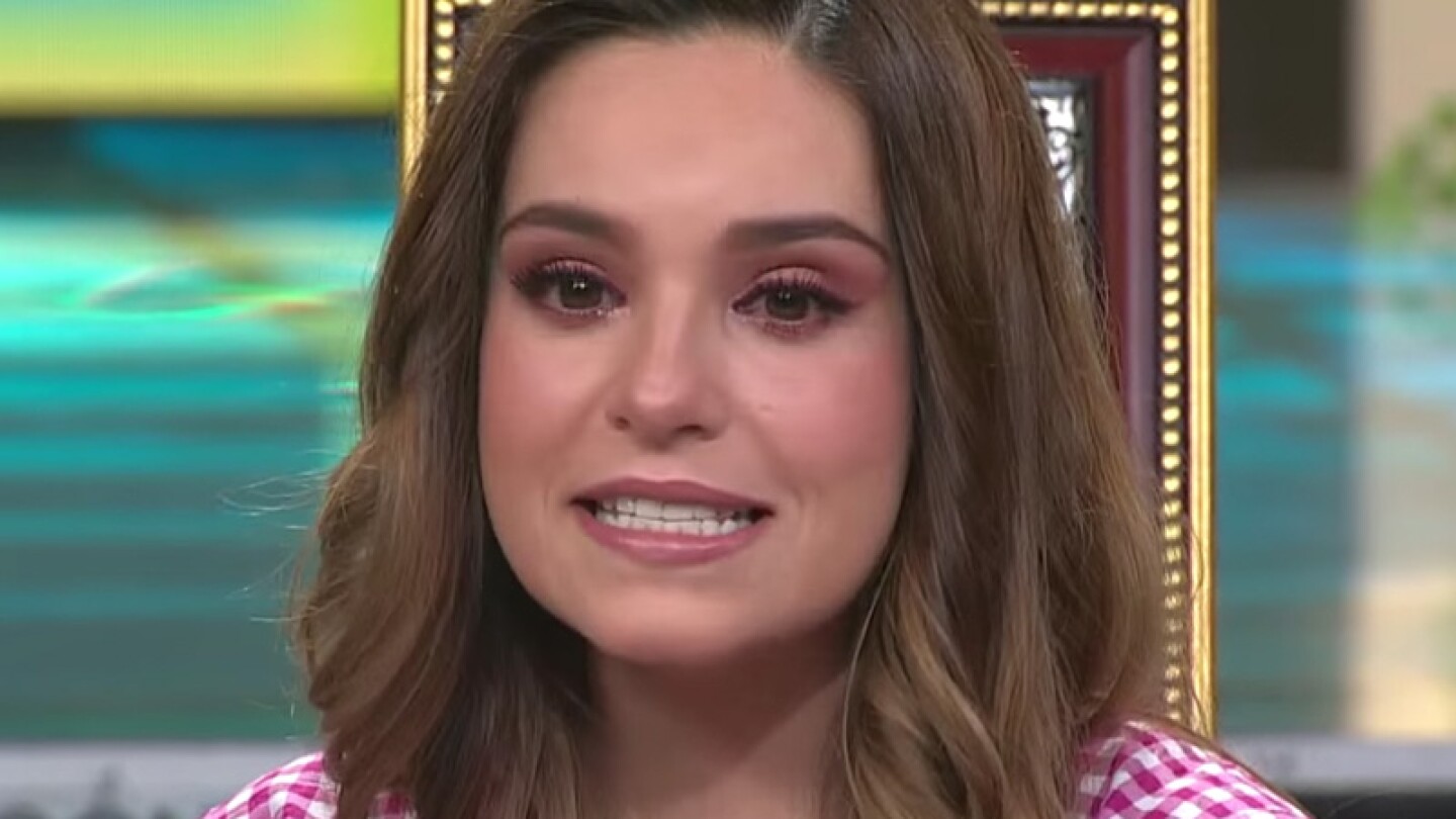 Tania Rincón hace fuerte confesión sobre su infancia y deja a sus compañeros sin habla