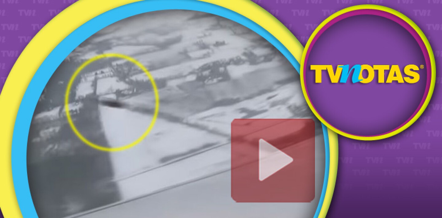 Pasó rozando el ala derecha del avión.