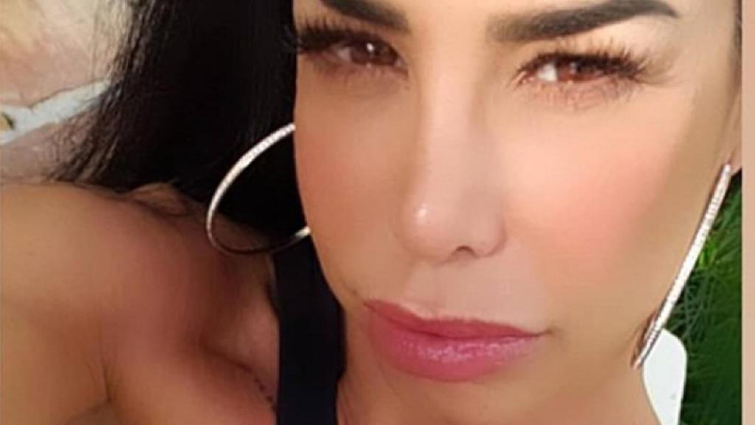 Lis Vega movió sus glúteos al ritmo de la música.