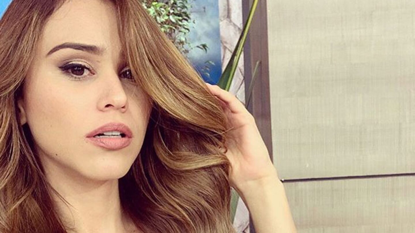 Yanet García le restriega su enorme trasero a Raúl Araiza