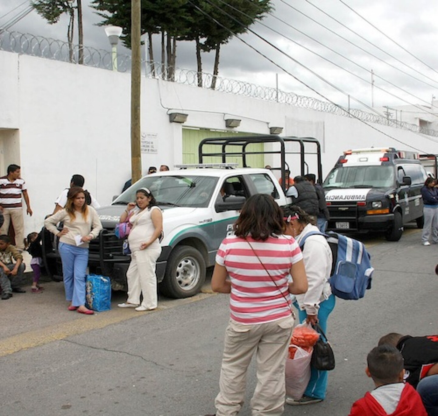 Familiares de los reos a la espera de informes.