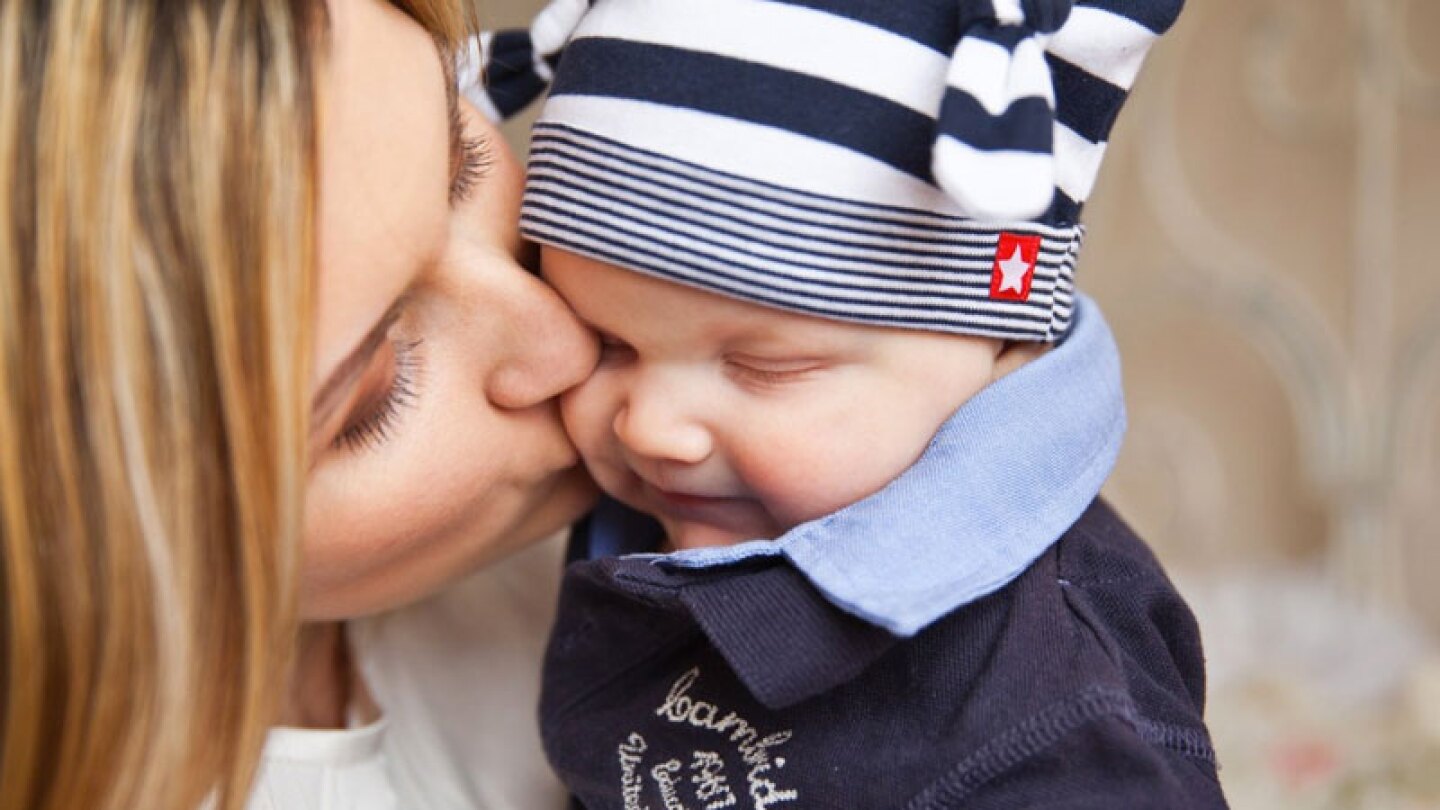 Madre se hace replica de lunar de su hijo