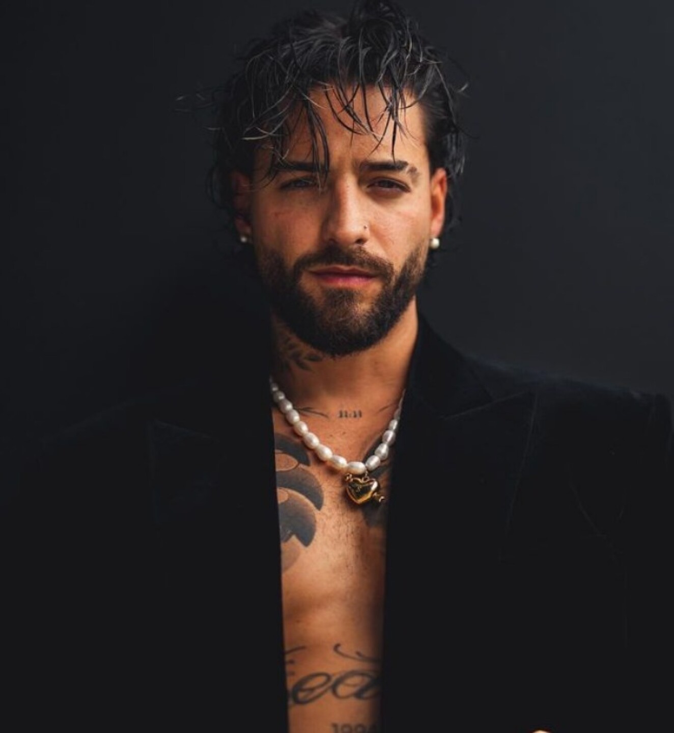 Maluma vestido de negro