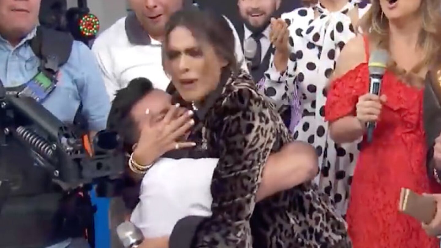 Galilea Montijo y Paul Stanley protagonizan extraña escena en grotesca pose.