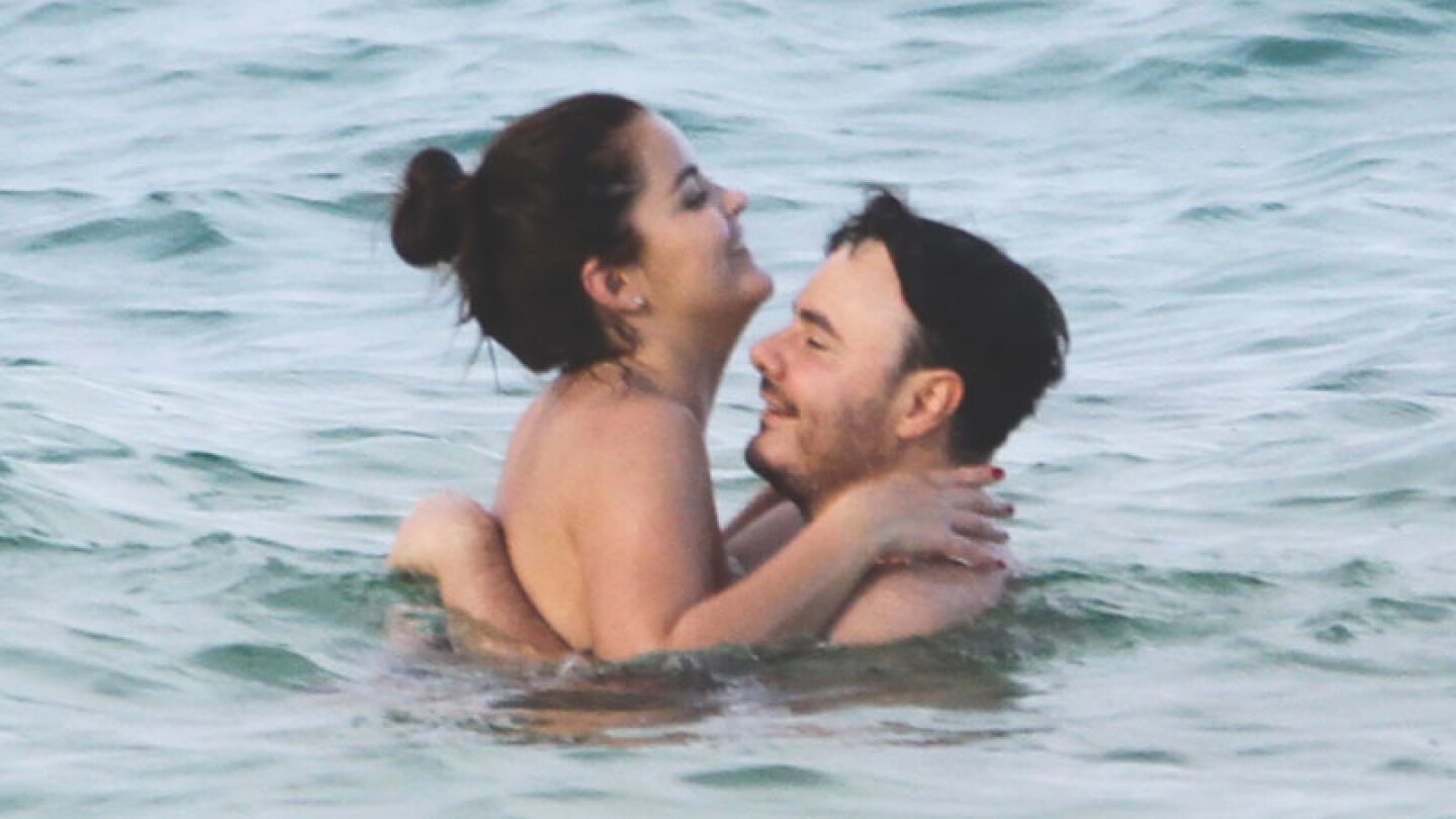 José Luis de Río Roma ya se olvidó Sherlyn pues se divirtió con esta guapa chica en Cancún