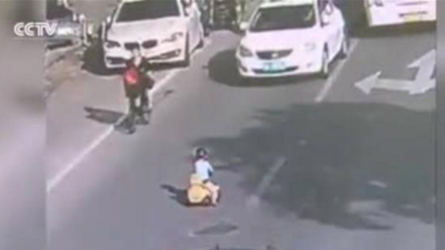 Bebé termina entre los carros por descuido de su mamá
