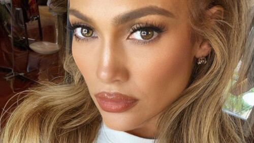 Jennifer López presume cuerpazo mientras medita en la playa