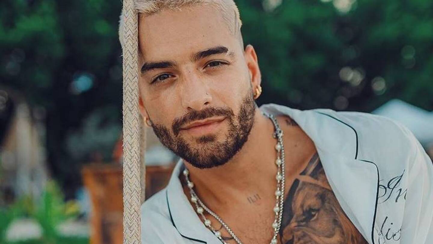 Maluma y su novia besándose