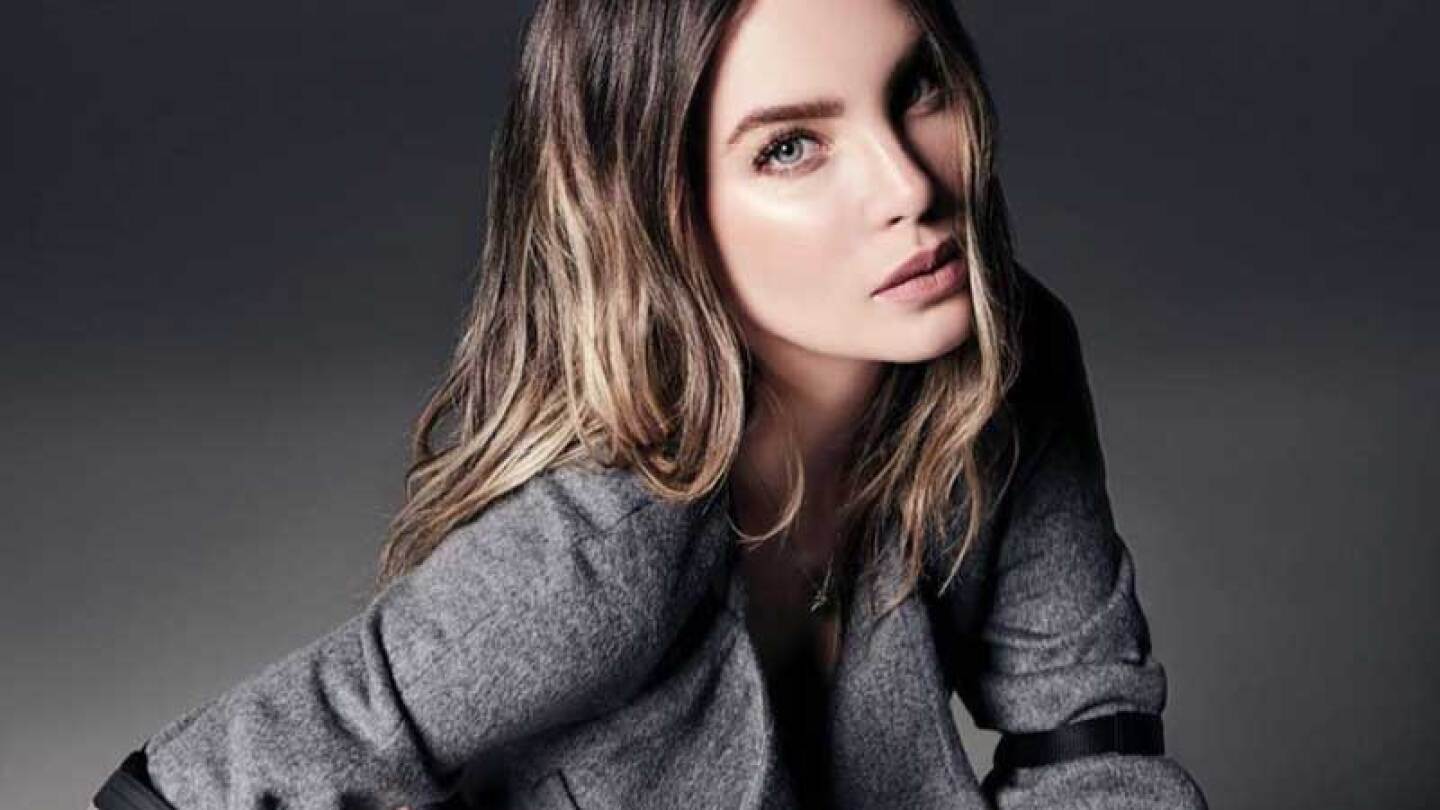 La guapa joven sabe lucir muy bien todo lo que se ponga.