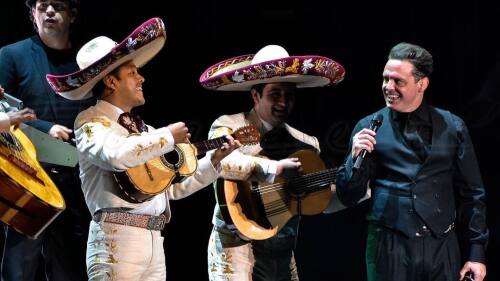 Luis Miguel cantando con mariachi