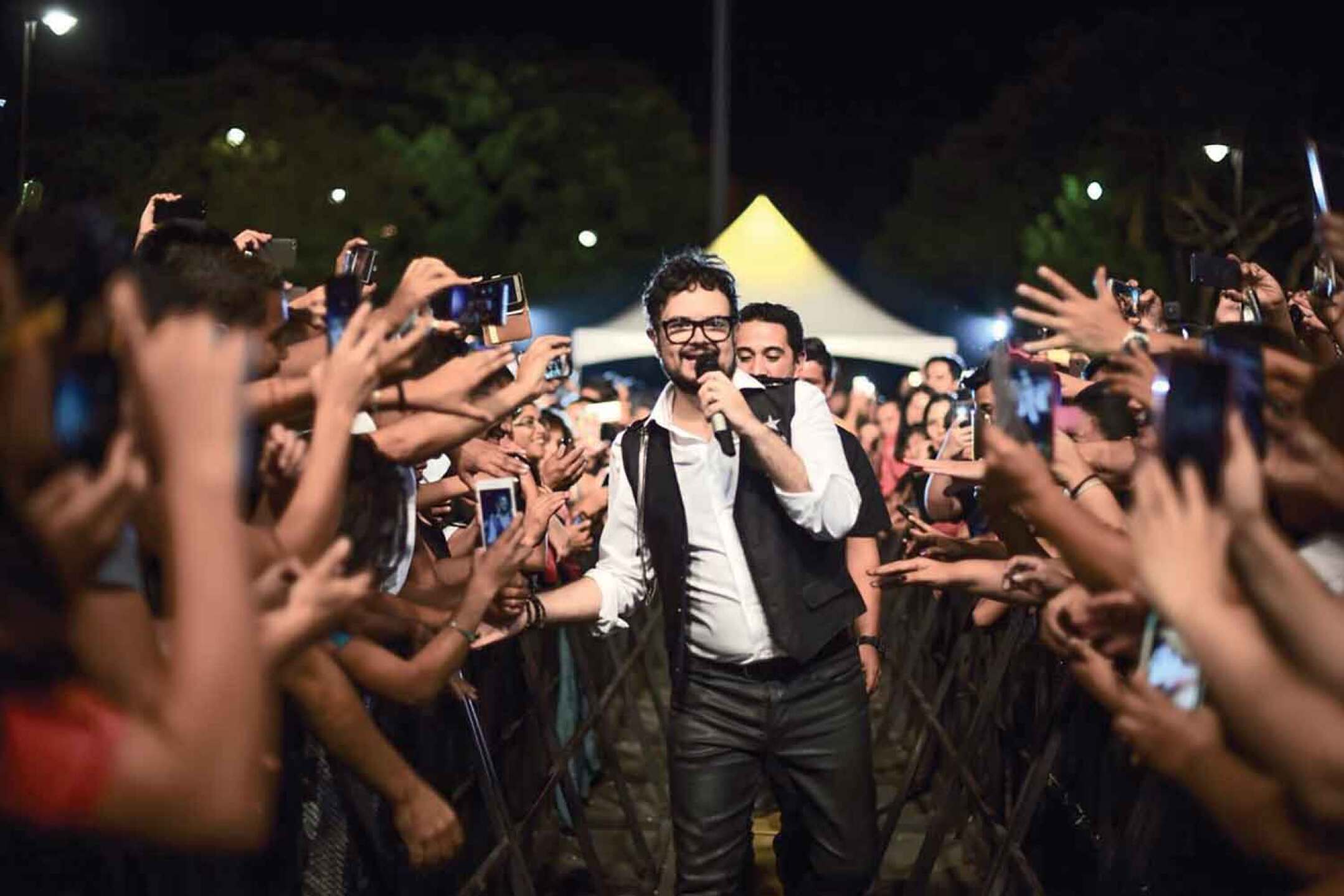 Al día siguiente, le tocó dar el show a Aleks Syntek.