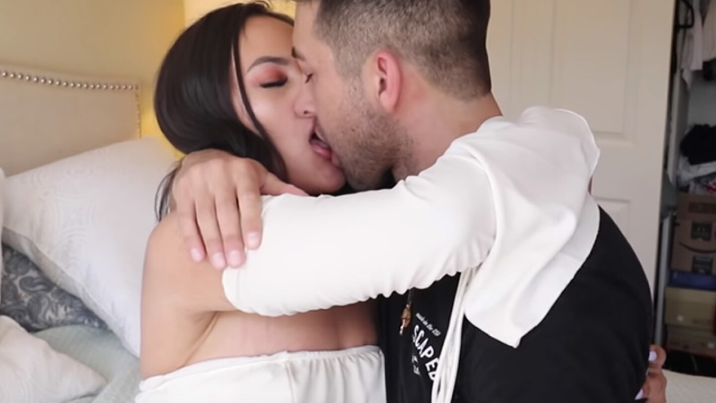 YouTuber comete incesto en vivo y se come a besos a su hermana