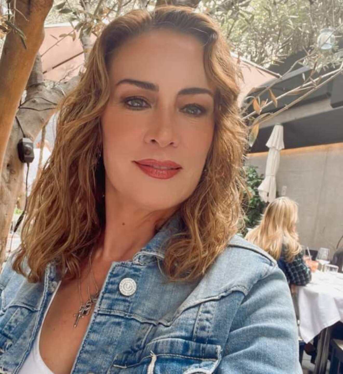 En el 2021, tras 23 años de trabajar con la empresa TV Azteca, decide terminar su contrato y regresar a la actuación, pero con la empresa Televisa.