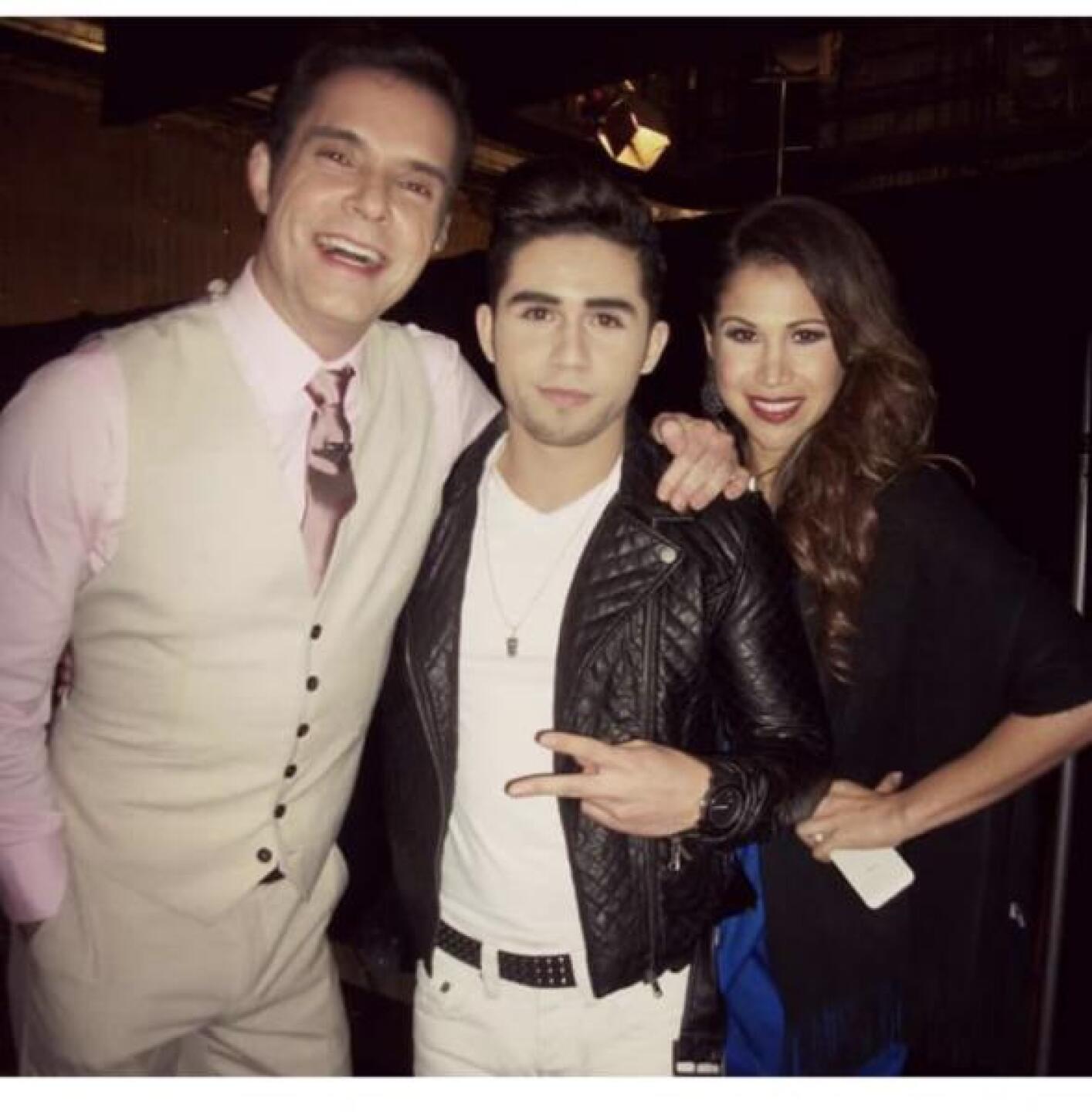 Isbo y Horacio aparecen abrazados