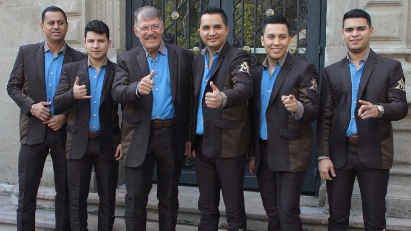 La Arrolladora Banda El Limón.