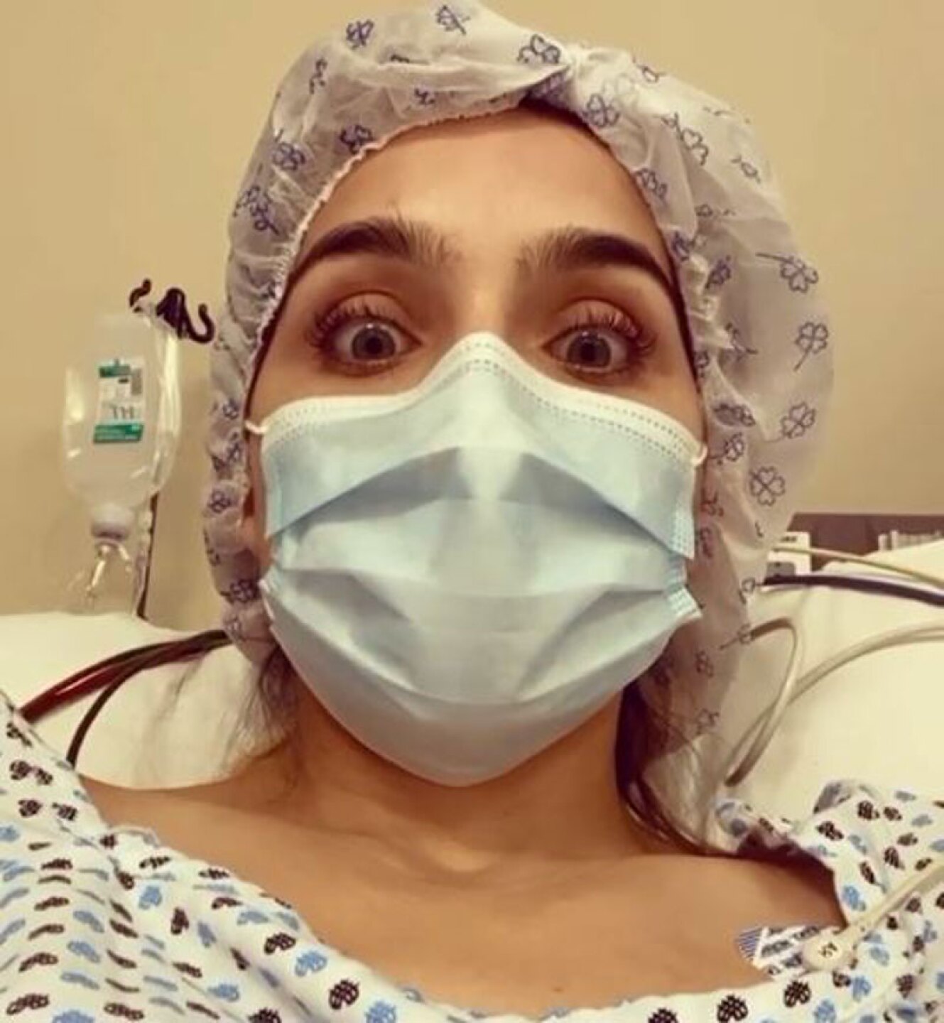 La conductora está feliz.