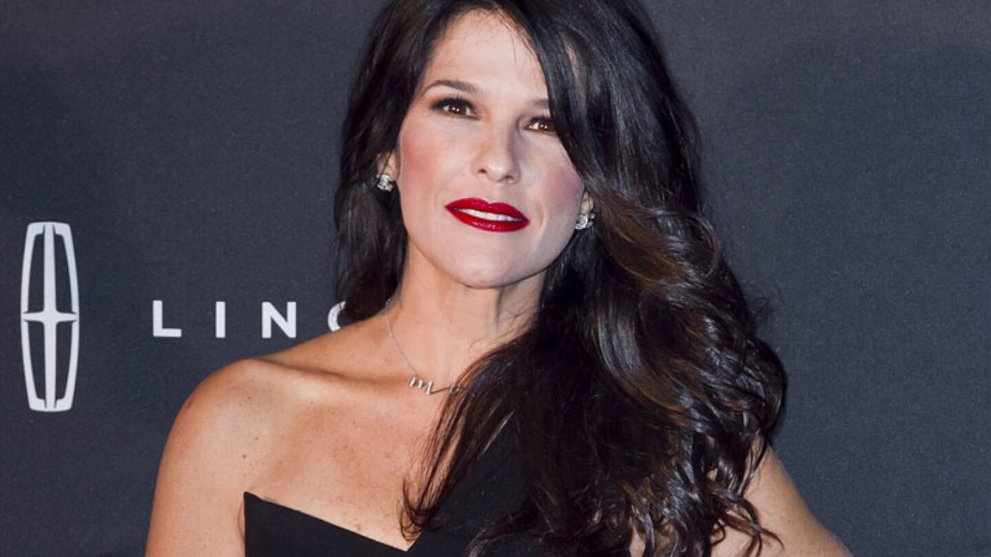 Martha Debayle presume sus atributos