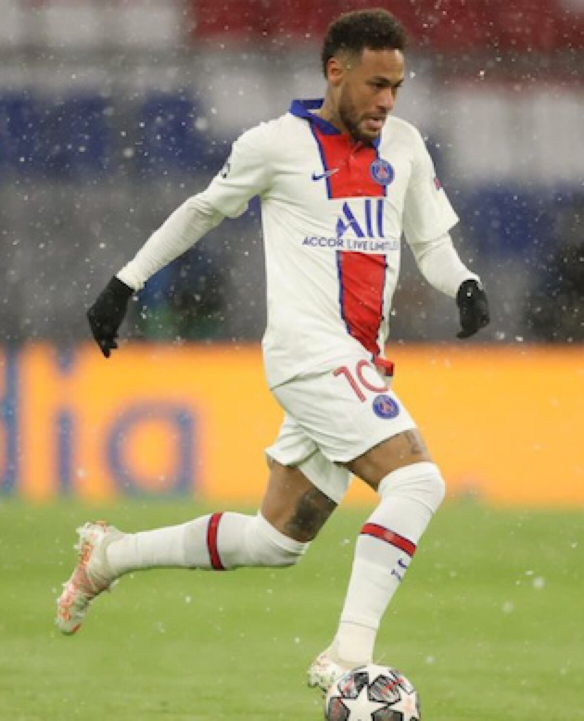 Neymar no interpondrá acusación contra el hombre que irrumpió en su casa