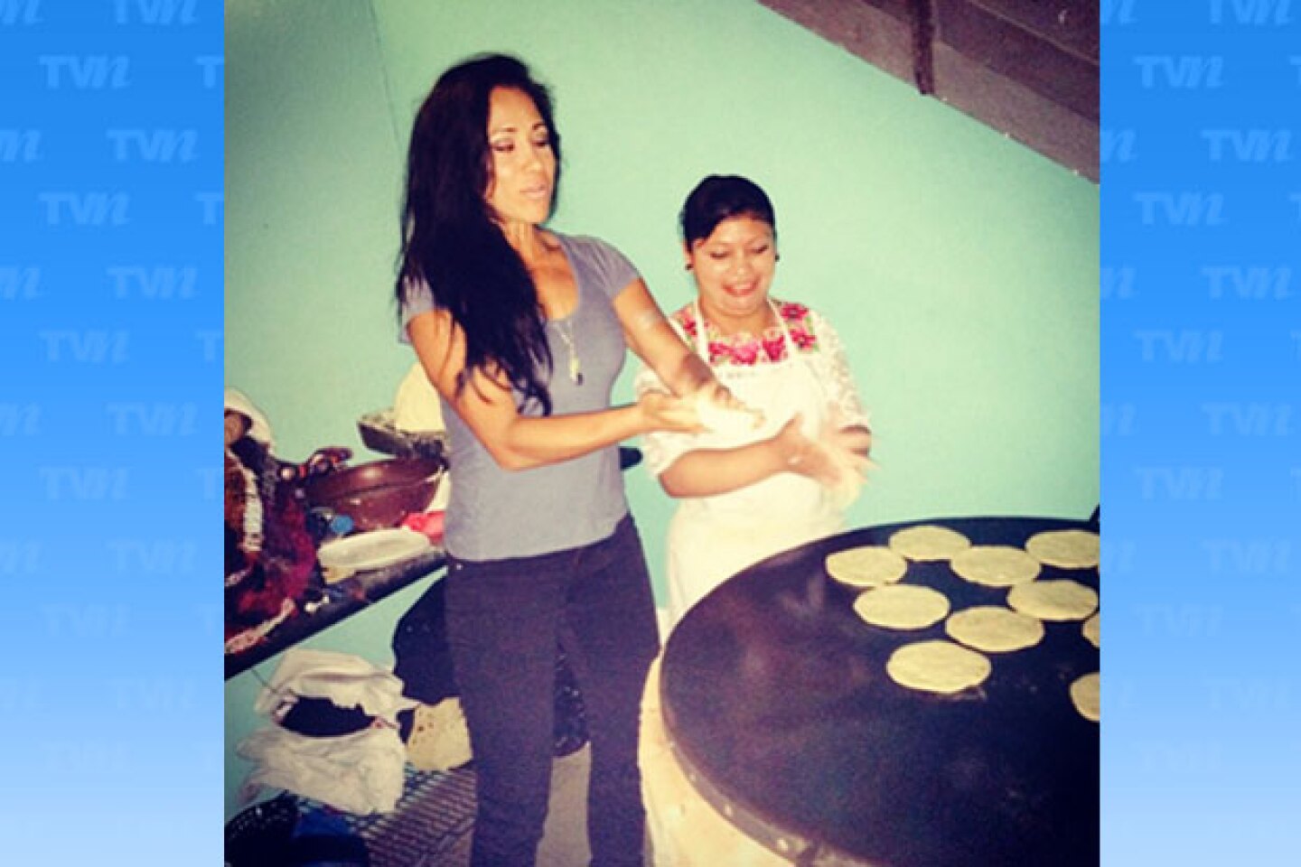 Mónica Noguera aprendió a hacer tortillas en Guatemala.