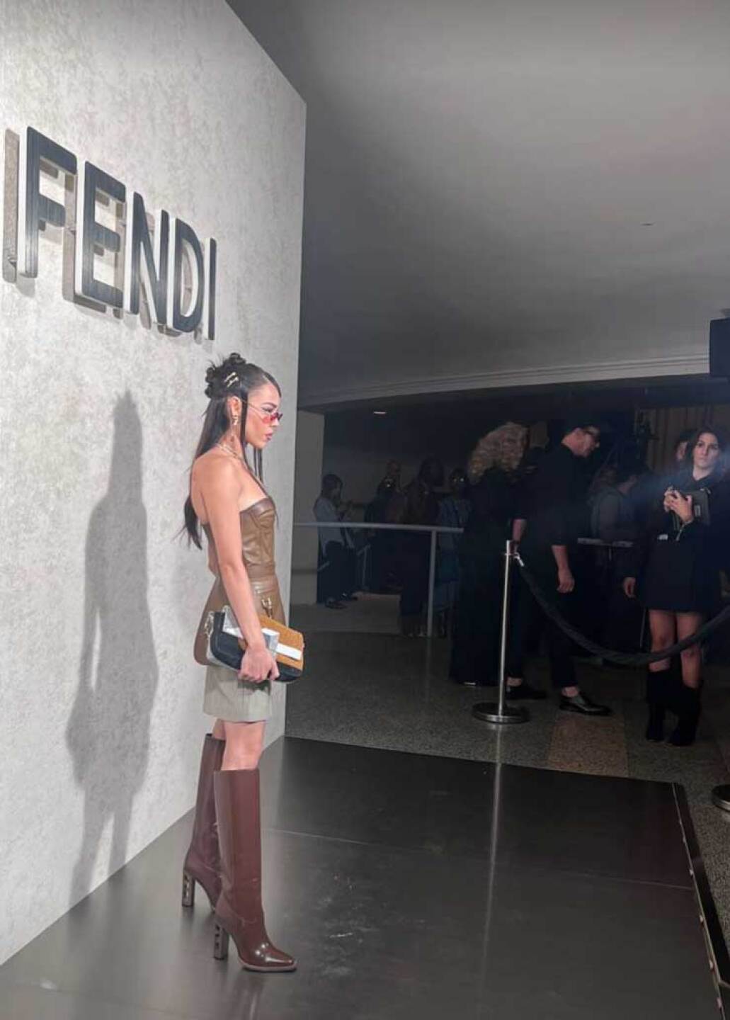 Danna Paola aparece junto a Kim Kardashian en desfile de Fendi