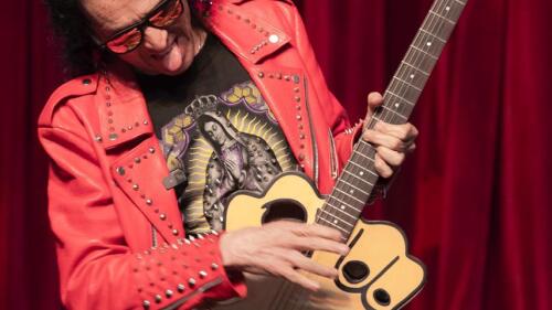 Alex Lora toca la guitarra