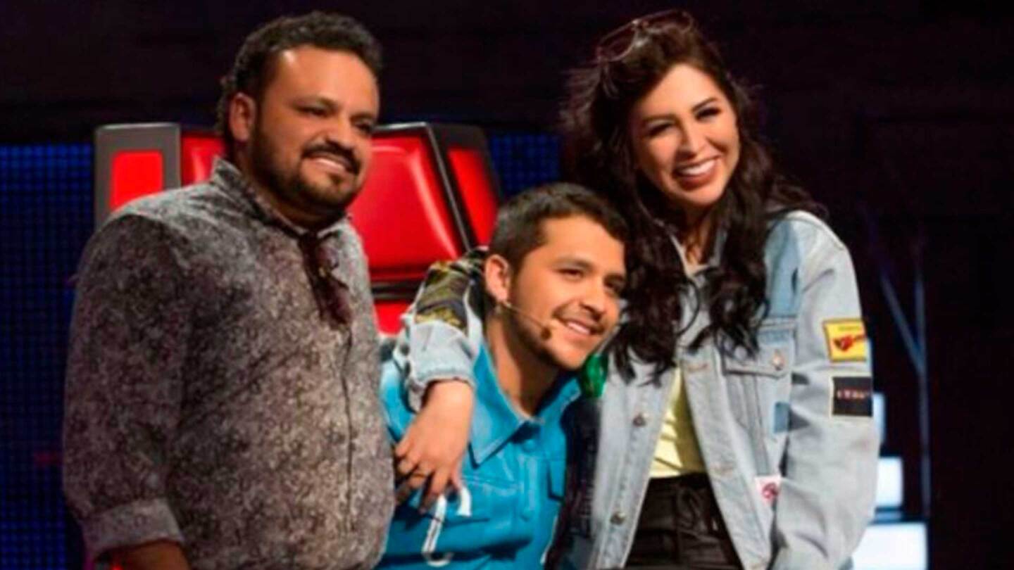 Christian Nodal y sus padres apoyándolo en La Voz México como juez