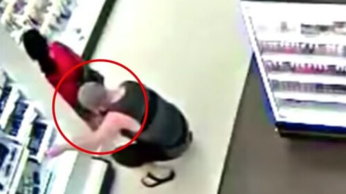 Padre sorprende a sujeto grabando la falda de su hija, y esta fue su reacción