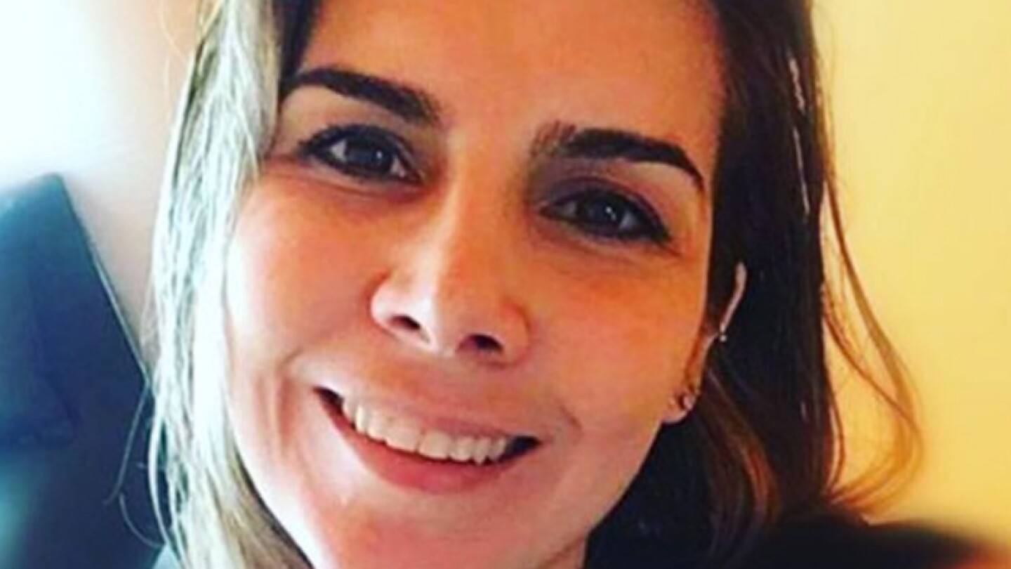 Karla Panini imita a las hermanas peleoneras