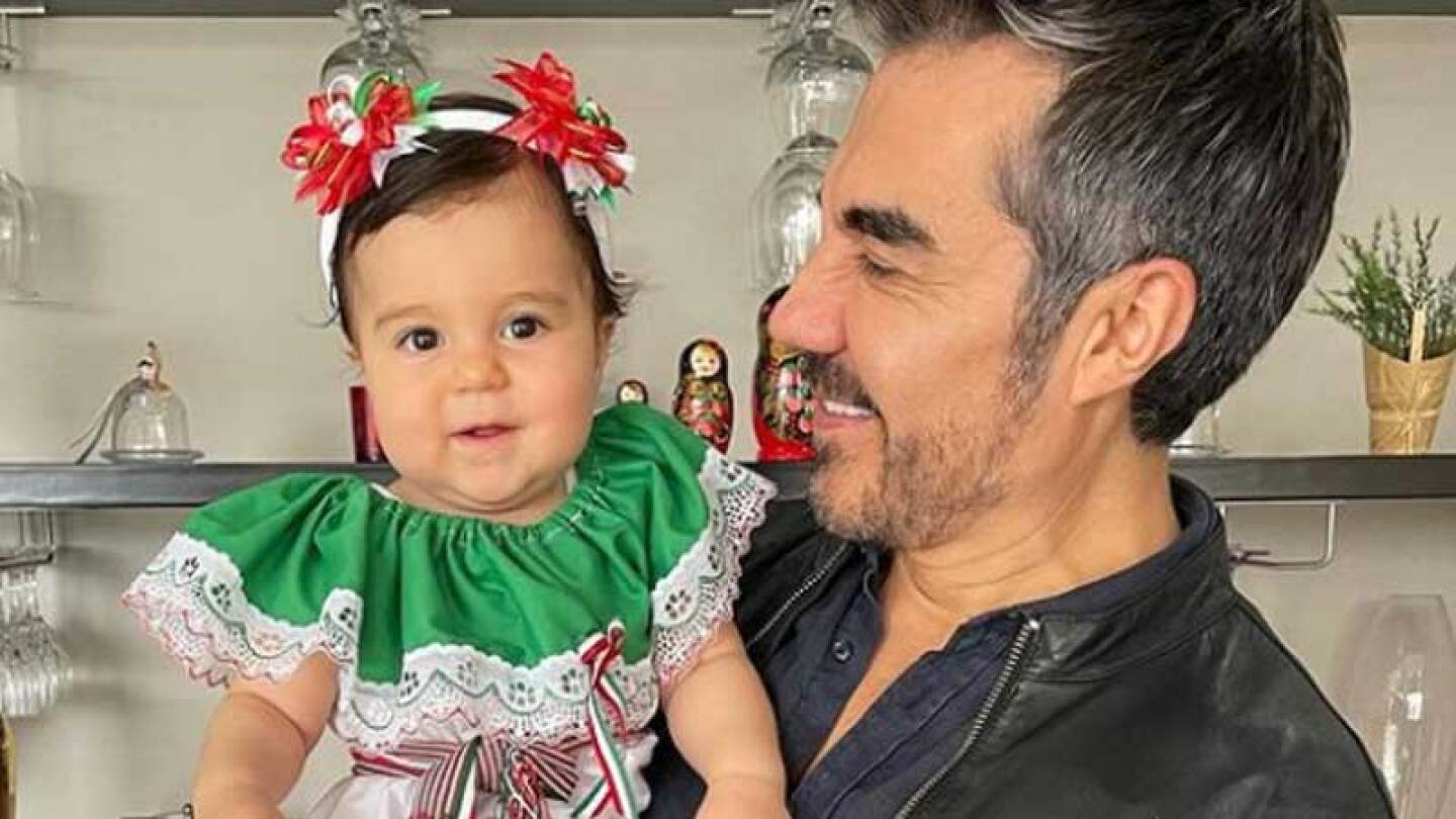 Adrián Uribe comparte fotografía de su infancia y es idéntico a su hija