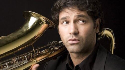 Valentino Lanús joven con instrumento musical