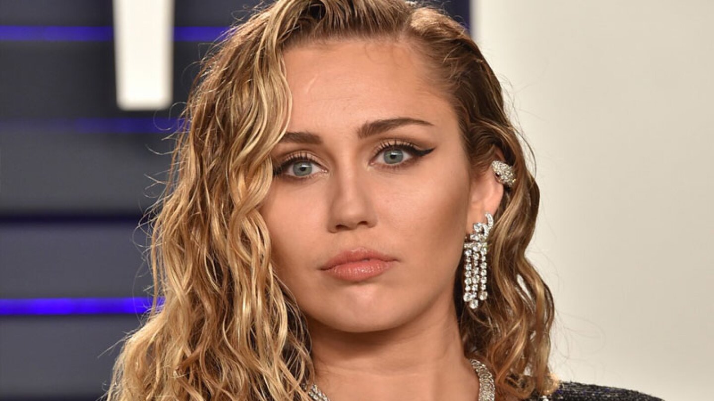 A horas de confirmar su divorcio, Miley Cyrus es captada besándose una modelo