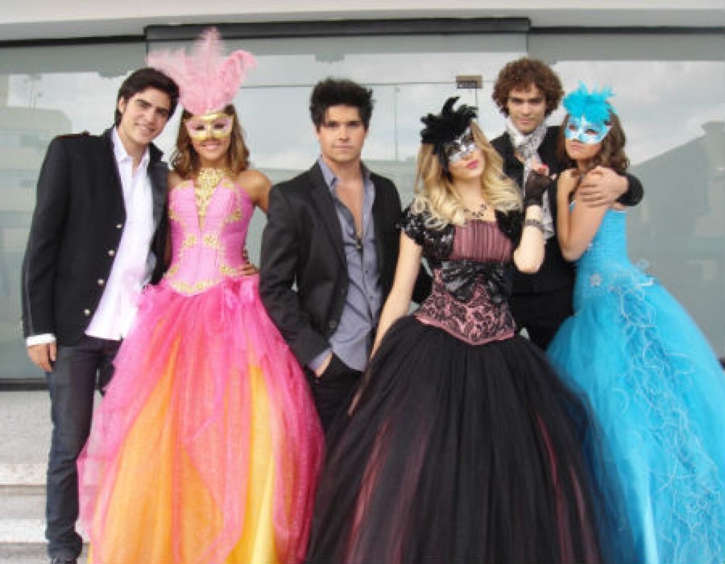 Los protagonistas de la telenovela basada en 'Quinceañera' y miembros del nuevo grupo 'M15'.