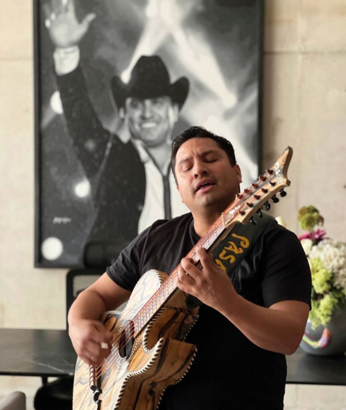 Julión Álvarez calma asistentes que causaron caos en su concierto