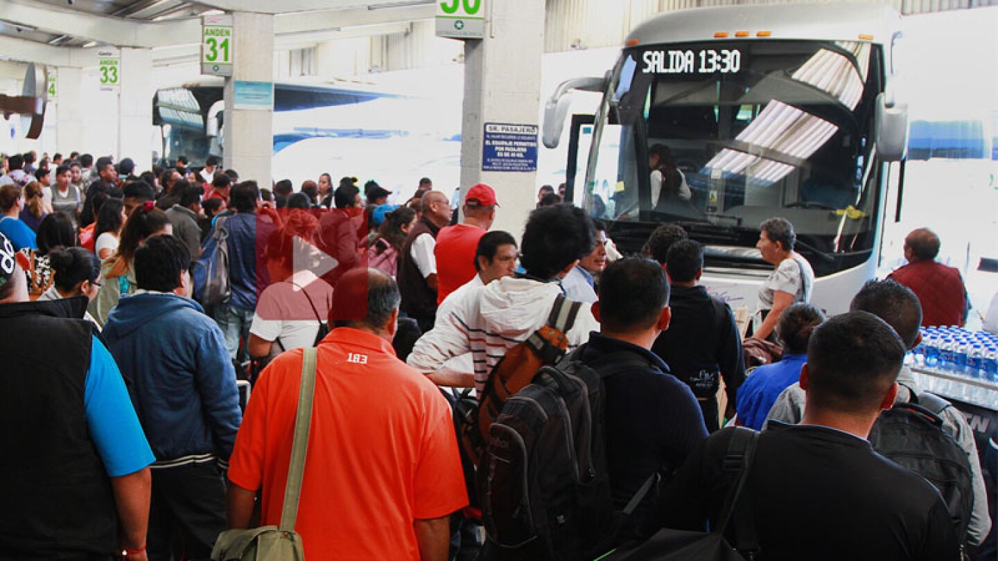 Graban a pasajero de autobús infestado de piojos y ni cuenta se dio