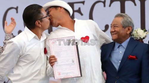 Un total de 736 parejas contrajeron matrimonio y el músico los deleitó, además, con un breve concierto