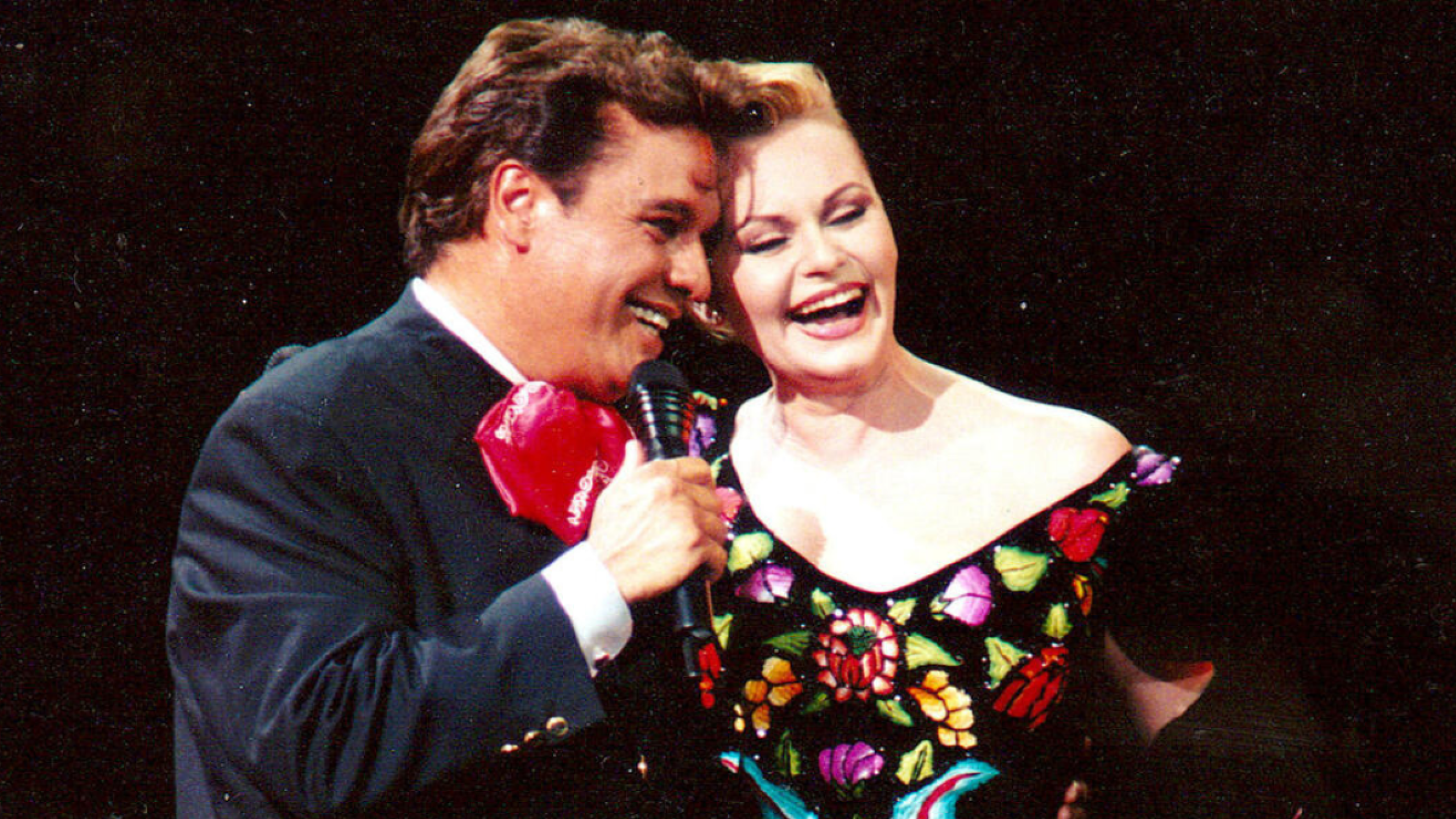 Juan Gabriel y Rocío Dúrcal, quien interpretó por primera vez 'Me nace del corazón', compuesta por él.png