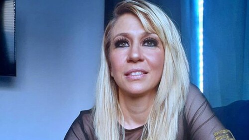 En vestido de red y sin ropa interior, Noelia menea su retaguardia