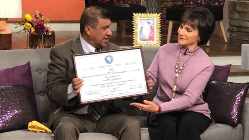 Pati Chapoy recibe reconocimiento pero con su nombre mal escrito